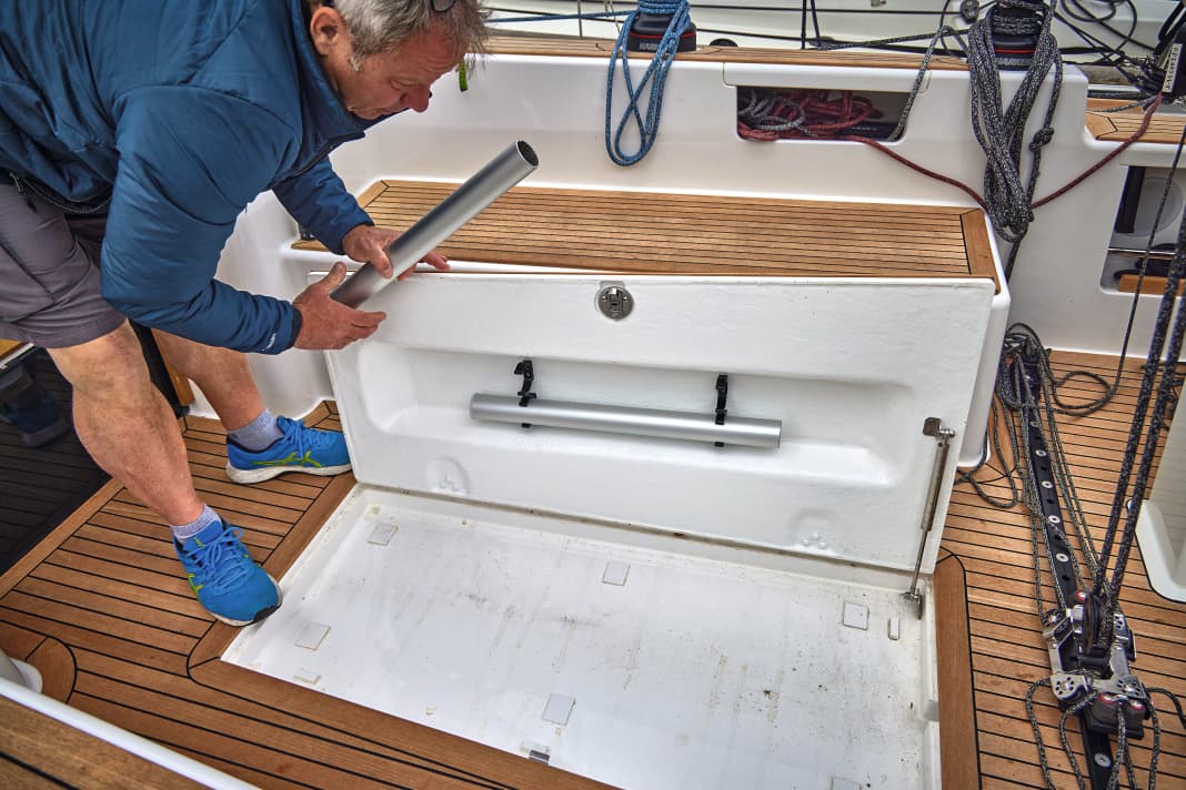 Arcona 385 Cockpittisch und Stützen lagern in einem Fach im Plichtboden