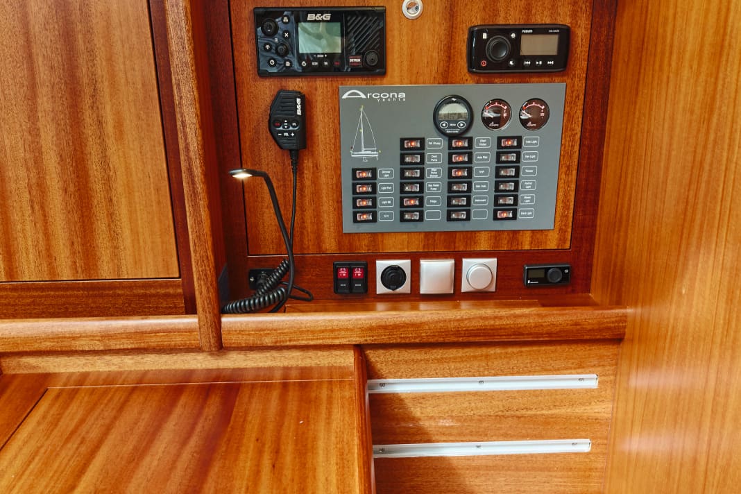 Arcona 385    Perfekt. Übersichtliches Elektropaneel und eine geordnete Verkabelung dahinter