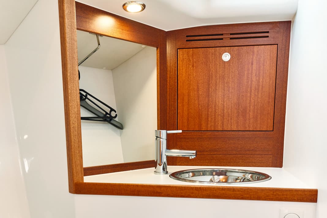 Arcona 385 Il lavabo è molto piccolo. Ma c'è un armadietto a cerniera aperto