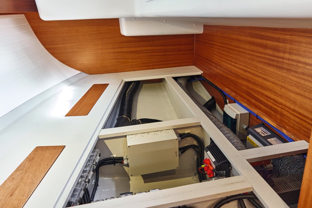 Arcona 385 Trois batteries au total sont installées sous la couchette dans la cabine arrière