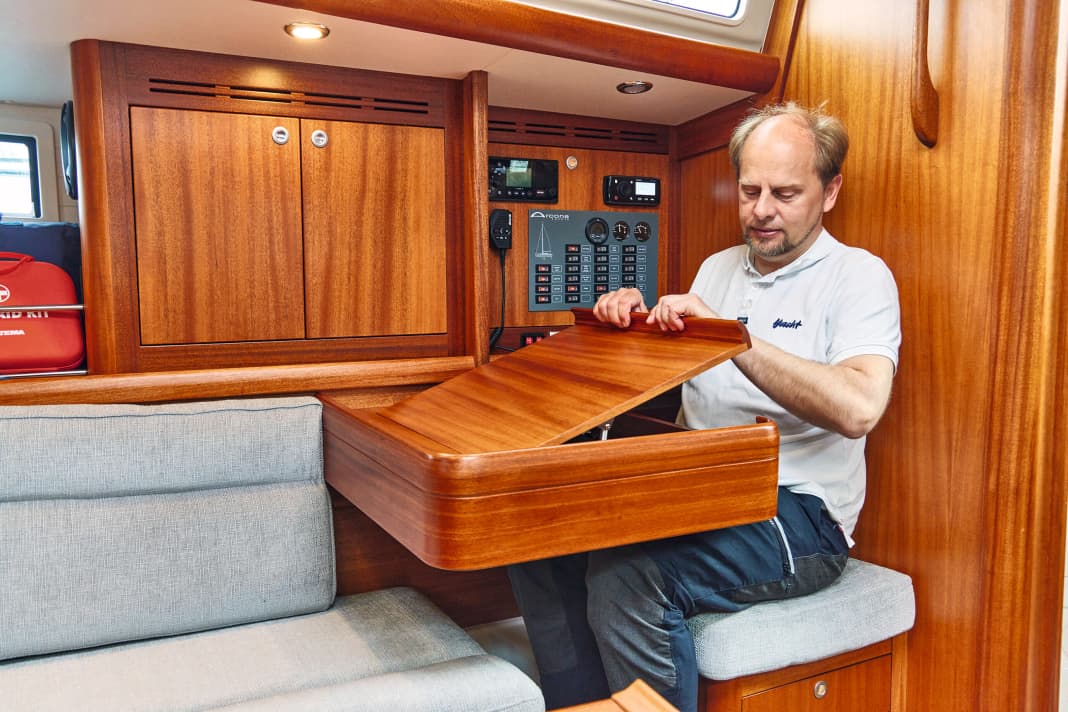 Arcona 385    Flexible Lösung mit einem verschiebbaren Kartentisch. Sitzposition in Fahrtrichtung