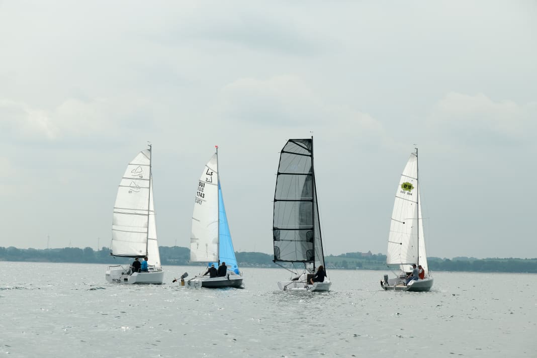 Les bateaux d'essai par légère brise dans le Wohlenberger Wiek