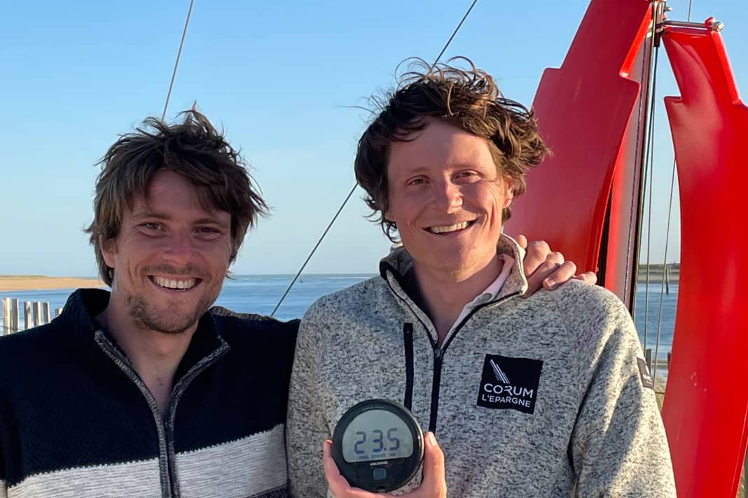 Raphaël Censier (der Konstrukteur) und Erwan Censier (der Bootbauer) haben mit ihrem neuen Foiler schon 23,5 Knoten Speed erreicht