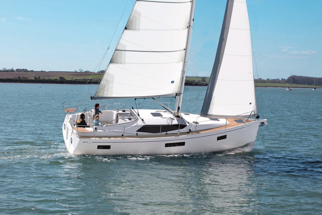 The shapes of the GT 325 are clearly trimmed for volume. The massive cabin superstructure and the deep cockpit hull are striking