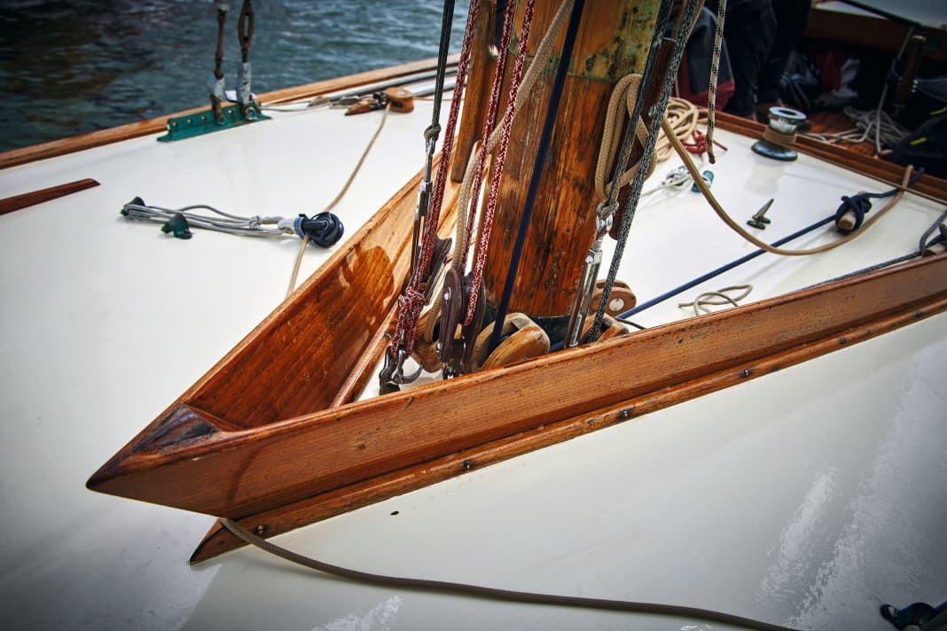 Using old photos, owner Sigi Rittler and helmsman Jörg Mössnang were able to visualise the arrangement and appearance of the fittings. It was then a challenging task to find and recreate the right ones