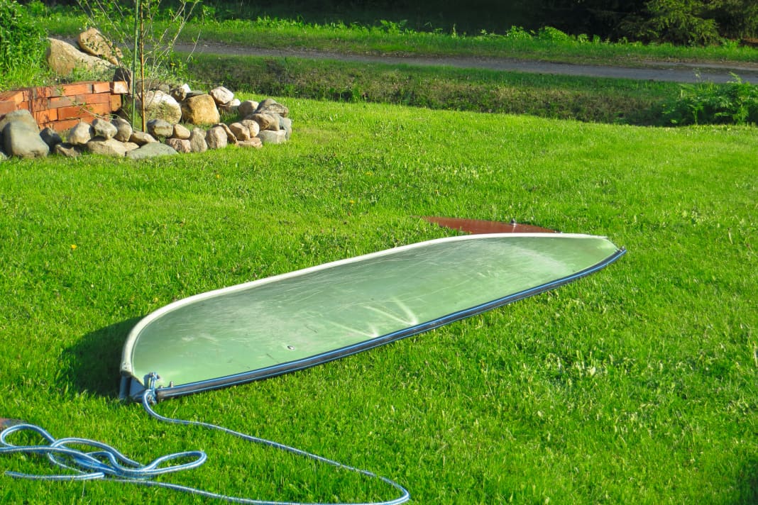 Zusammengeklappt ist der Rumpf nicht größer als ein Surfboard