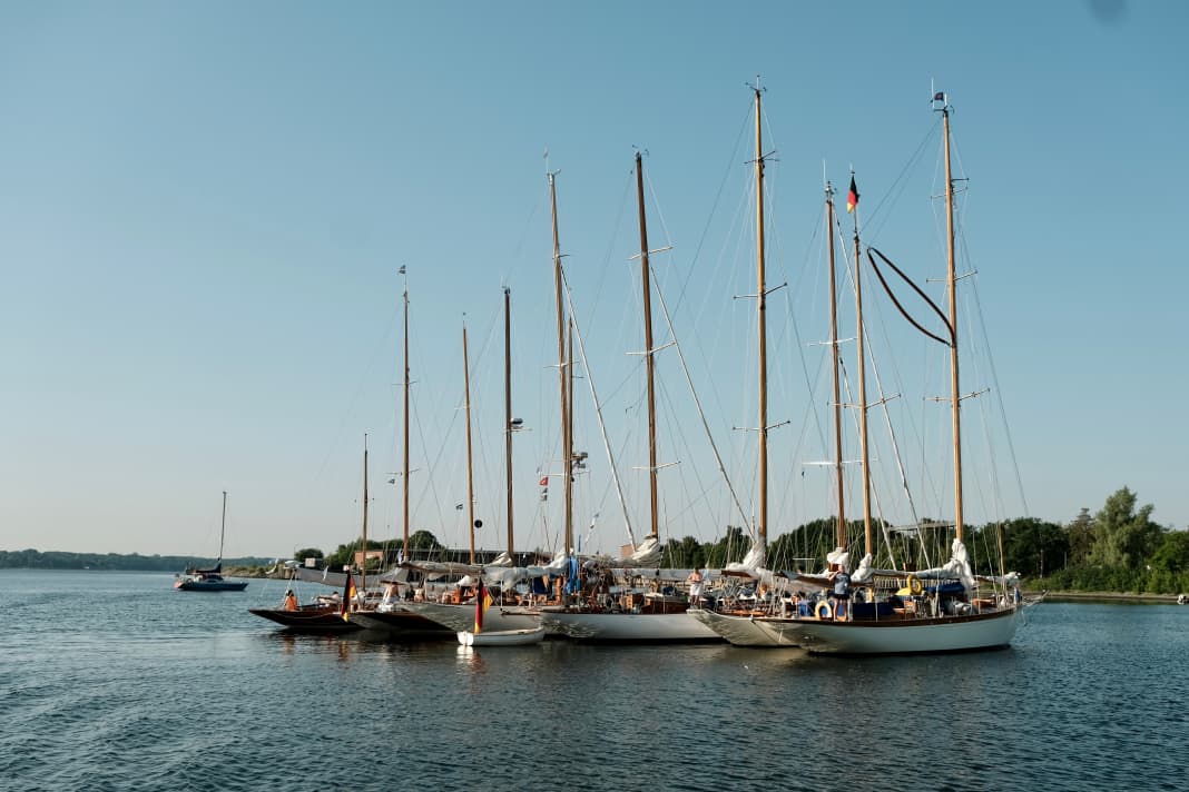 Ein Teil der Flotte traf sich am Vorabend der Regatta vor Anker in der Bucht des Plüschow-Hafens
