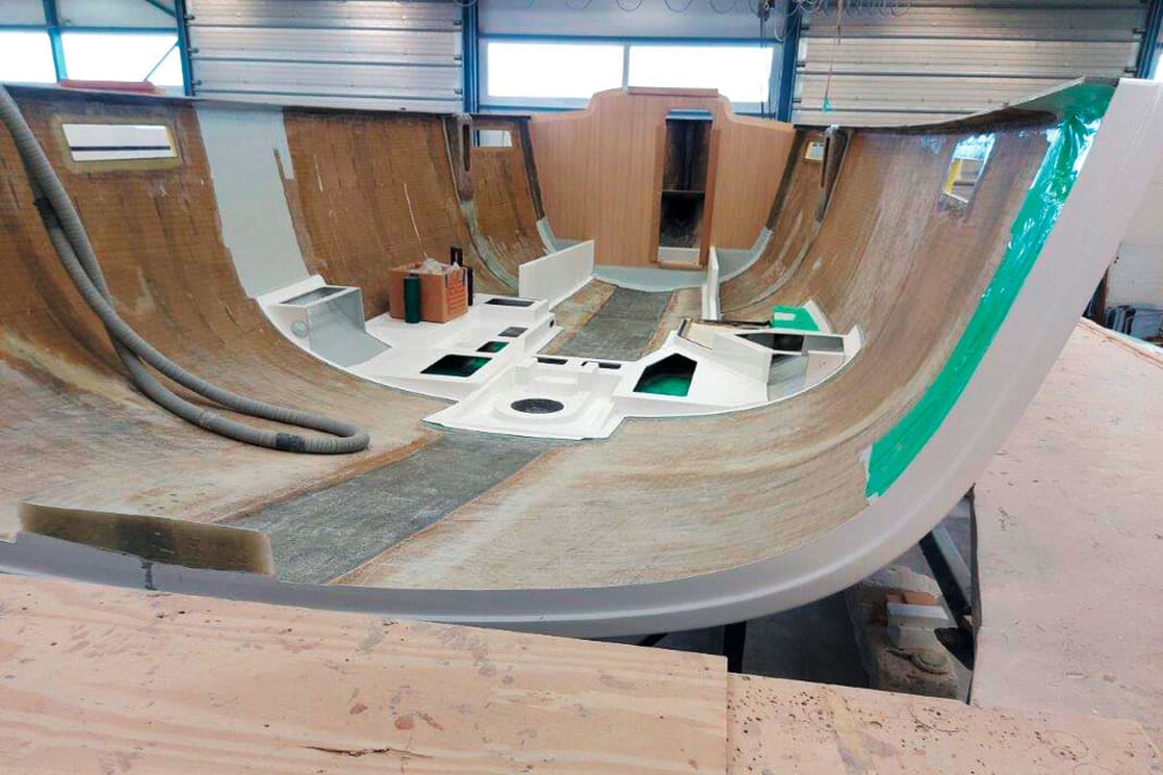 Arcona 385 The Swedes laminate the hull and deck as a GRP sandwich with a Divinycell foam core and vinyl ester resin using the vacuum infusion process.