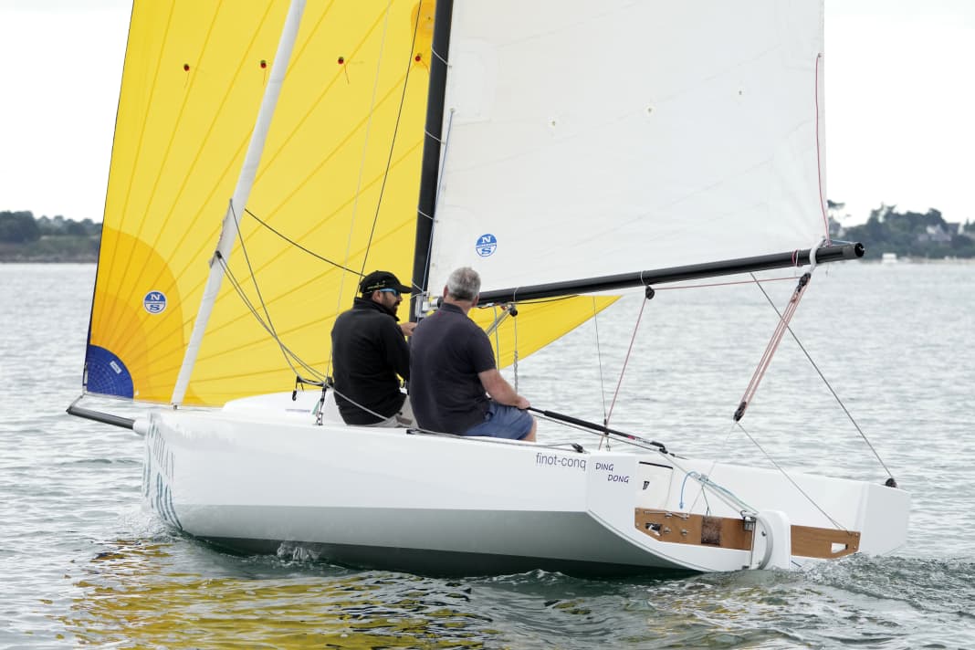 The pronounced chine edges and the flat frame at the stern ensure a high degree of dimensional stability
