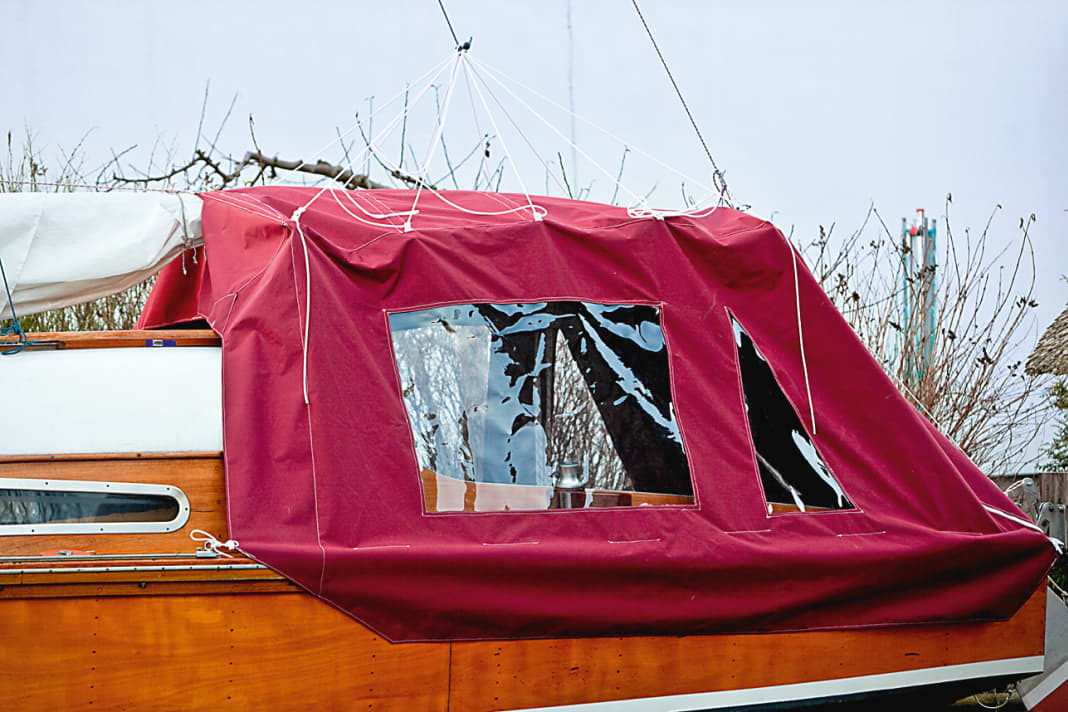 Eine Kuchenbude, die über dem Baum ausgerollt wird, lässt sich leicht falten und verstauen