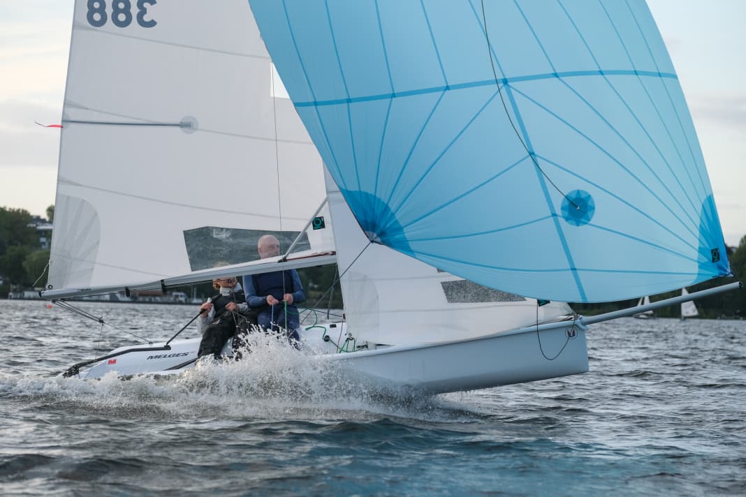 Le Melges 15 lors d'un test de navigation sur l'Alster. Le planing est rapidement atteint. Actuellement, le dériveur est présenté au salon boot