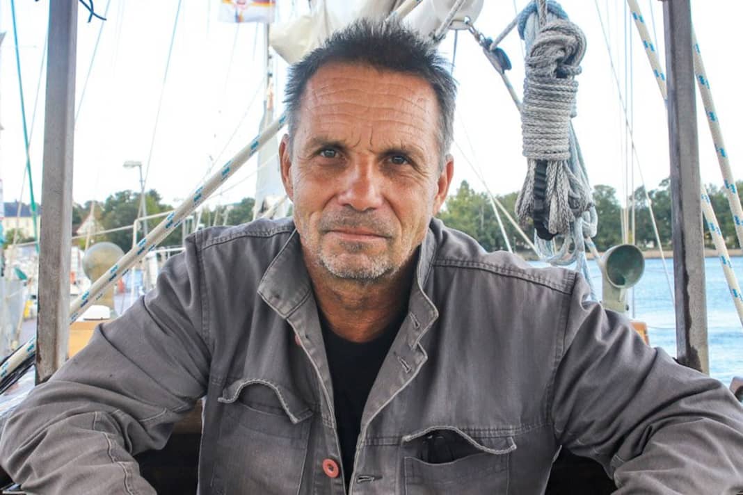 Sinzel on board his ship, which is now moored in Eckernförde. He recently sailed back here alone from the South Seas