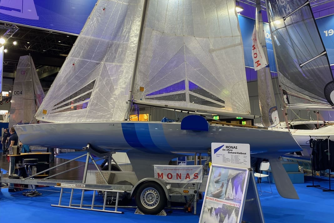 Monas nel padiglione 15 del boot di Düsseldorf