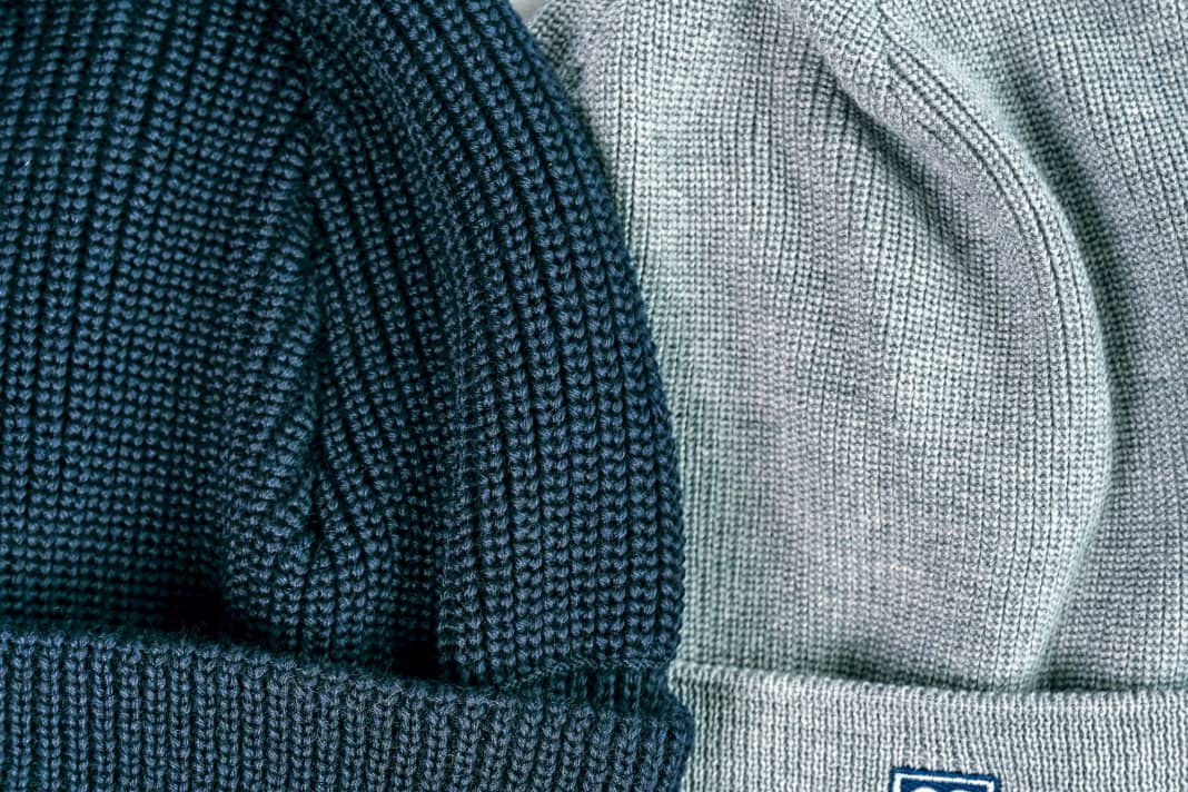 Grobe Strickmuster isolieren besser, außer bei Wind, dann pfeift es durch die weiten Maschen