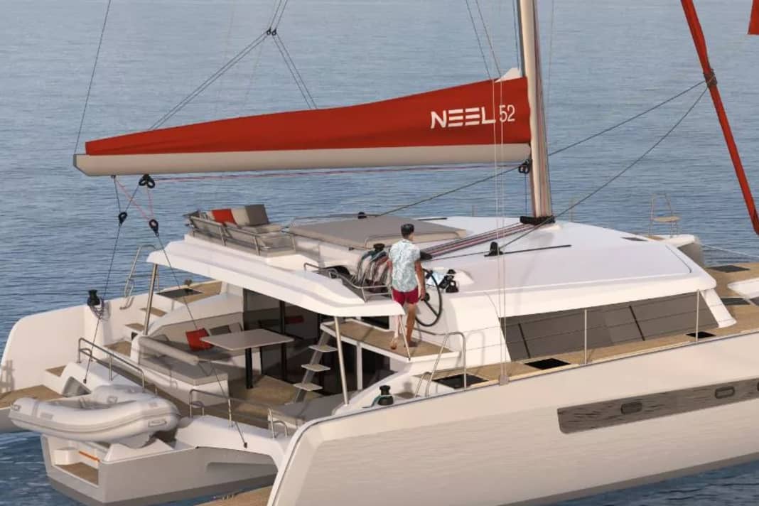 Der Steuerstand ist seitlich erhöht, auf der Flybridge steht eine Lounge zur Verfügung | Photo: Neel Trimarans 