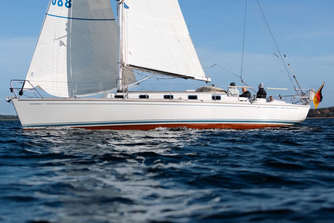 "Jana vun de Geest" at half wind on the Flensburg Fjord, which has now become home to us