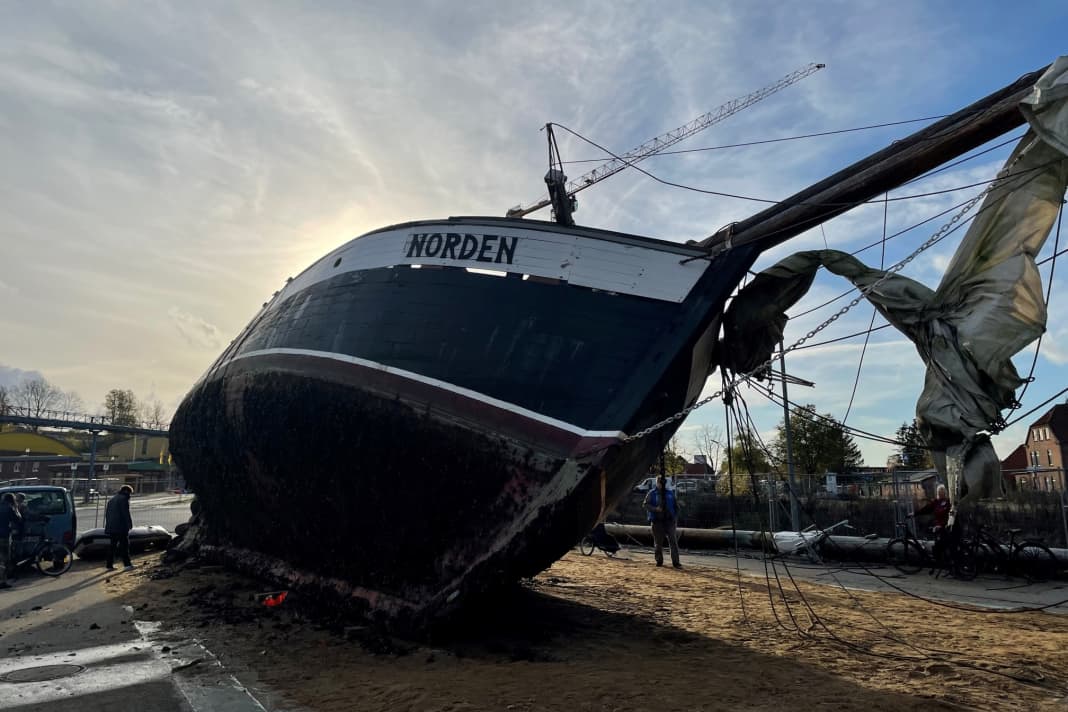 Die "Norden" nach dem Auskranen im Hafen von Neustadt