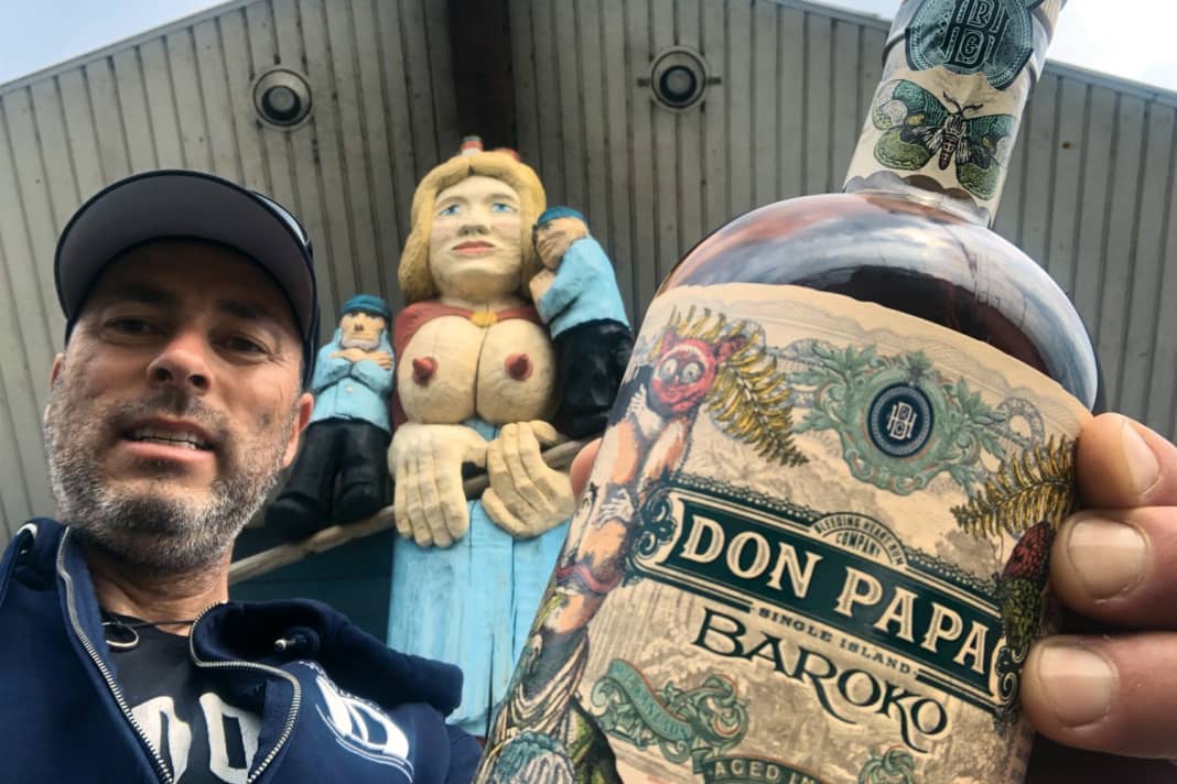 Selfie auf Helgoland mit draller Holzdeern und einer guten Buddel Rum, die nicht ganz reichen sollte für die komplette Umrundung der Nordsee