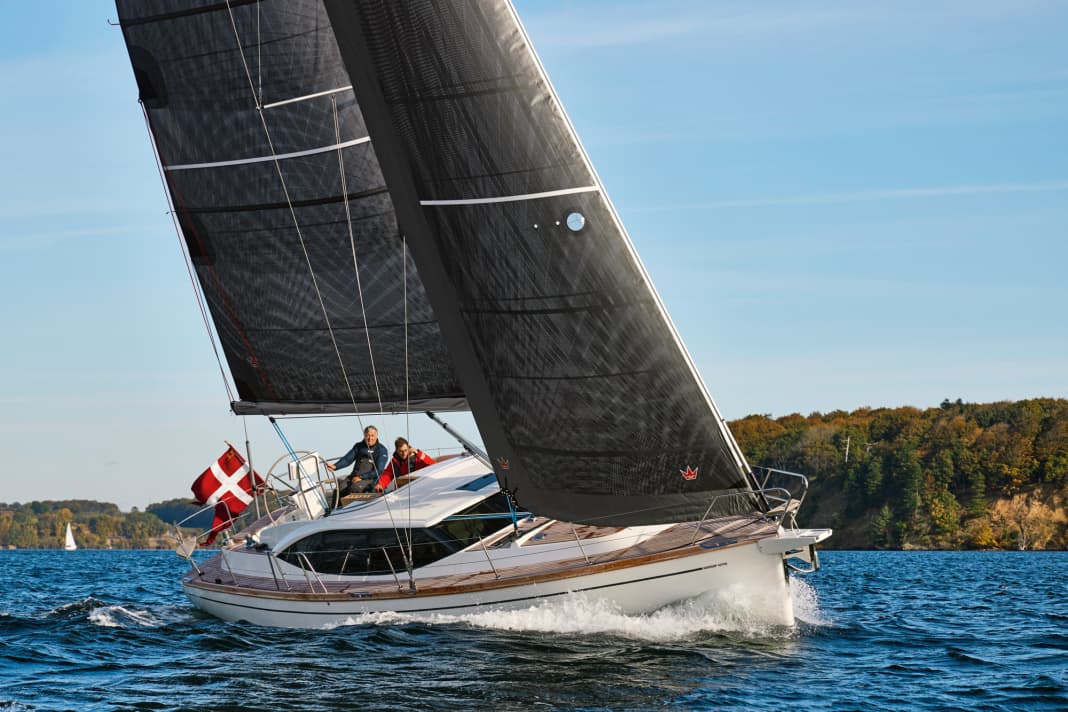 Hoch sitzen, hoch segeln. An der Kreuz liefert die Nordship 420. Dank gut platzierter Winschen und Selbstwendefock ist das Boot  obendrein perfekt einhandtauglich
