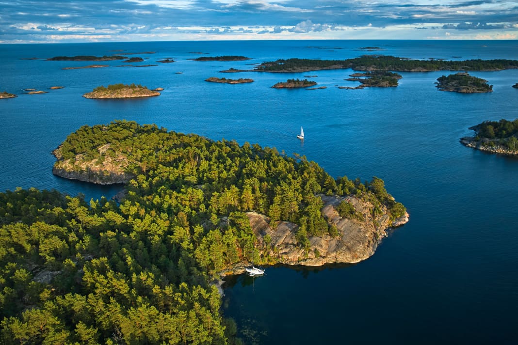 The Gubbö archipelago in Gryts Skärgård attracts visitors with beautiful anchorages in partly unspoilt nature