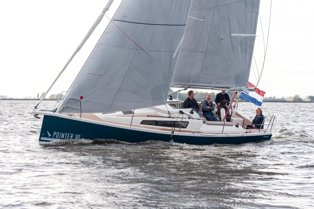 Sporty lines, low freeboard, characteristic Katjüt design. The Pointer 30 also has its own visual style