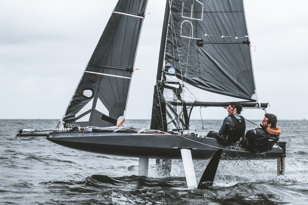 Peacoq in voller Aktion, bereits ab zehn bis zwölf Knoten Wind hebt der Foiler ab