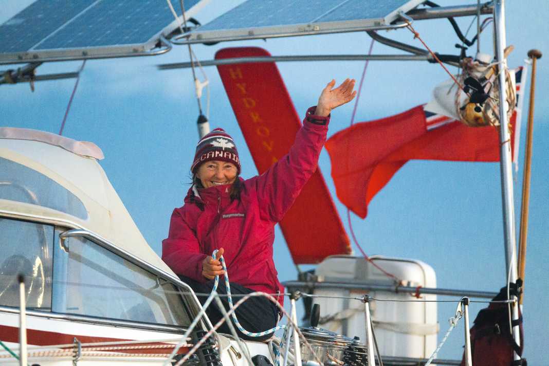 Strahlend im Ziel ihrer ersten Einhand-Nonstop-Weltumsegelung.