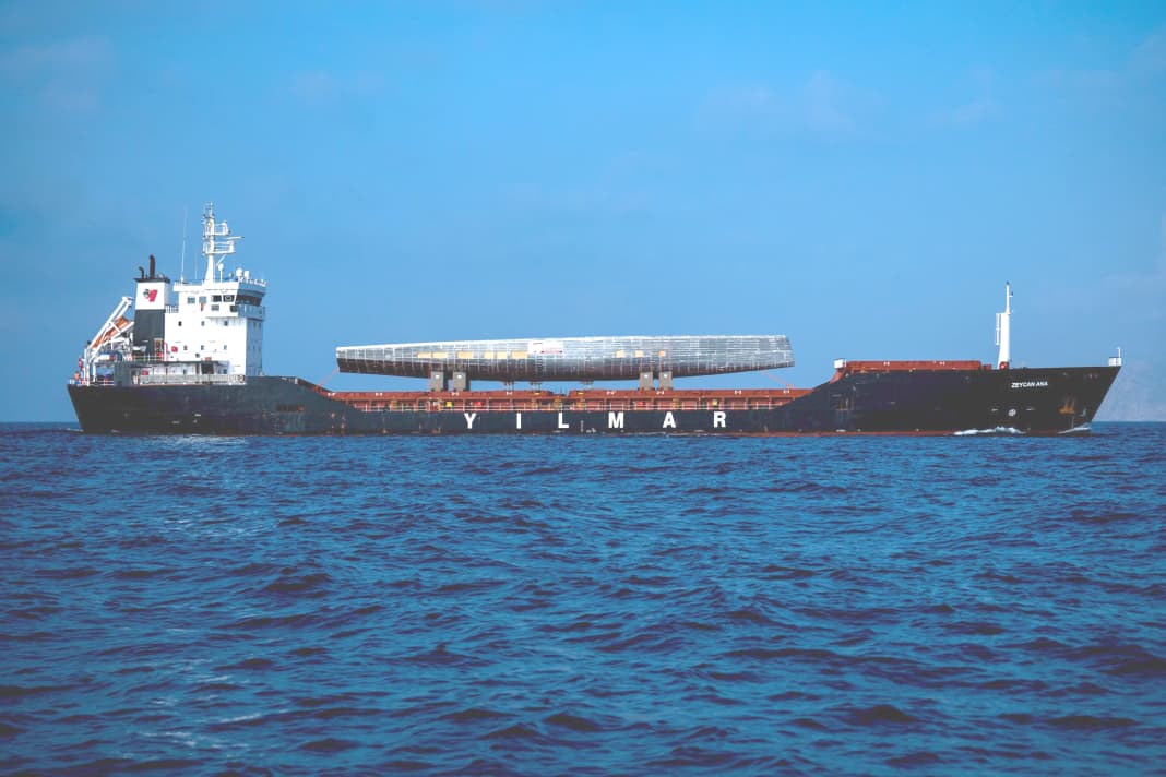 Ship on ship: The hull of the "Argo" was brought from the Netherlands to Greece