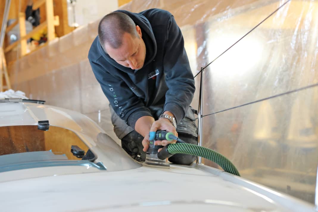  1. unlike wood, the flexible covering does not conceal anything. The substrate must be level so that no dents occur. It must therefore be carefully checked, levelled and sanded. This painstaking work can easily be done by yourself