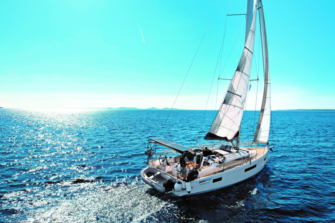 Naviguer dans le Kvarner - En arrière-plan, l'île de Premuda