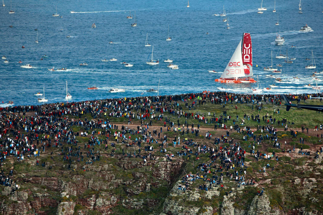 To see the ocean-going racers live, many fans put up with long walks - or accompany the participants in their own boat