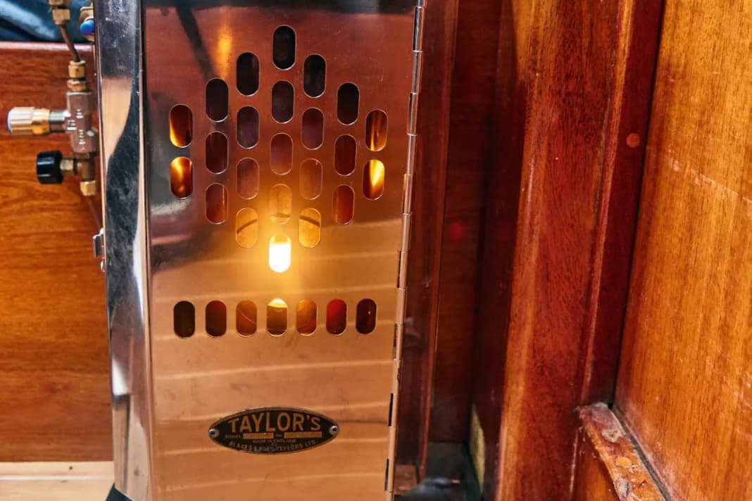 Una stufa a olio deve essere installata nel salotto, ma si adatta bene e non richiede elettricità.