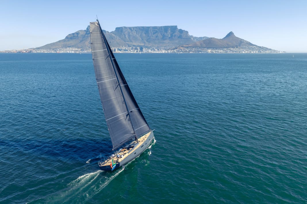 "Nyumba" segelt vor der beeindruckenden Kulisse Kapstadts