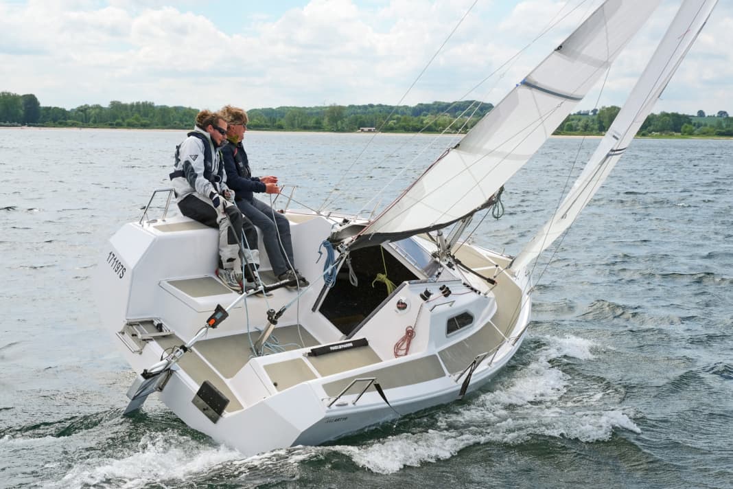 Die Sailart bietet zwei Sitzpositionen: unten auf der Ducht und oben auf dem nach achtern verlängerten Laufdeck. Das Gurtband im Rücken gibt Halt