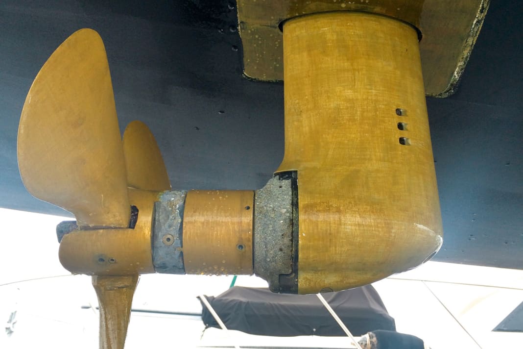 Silicone: Due to the strong current, silicone-based fouling release systems work well. Careful preparation is required to ensure that the coating adheres securely to the prop