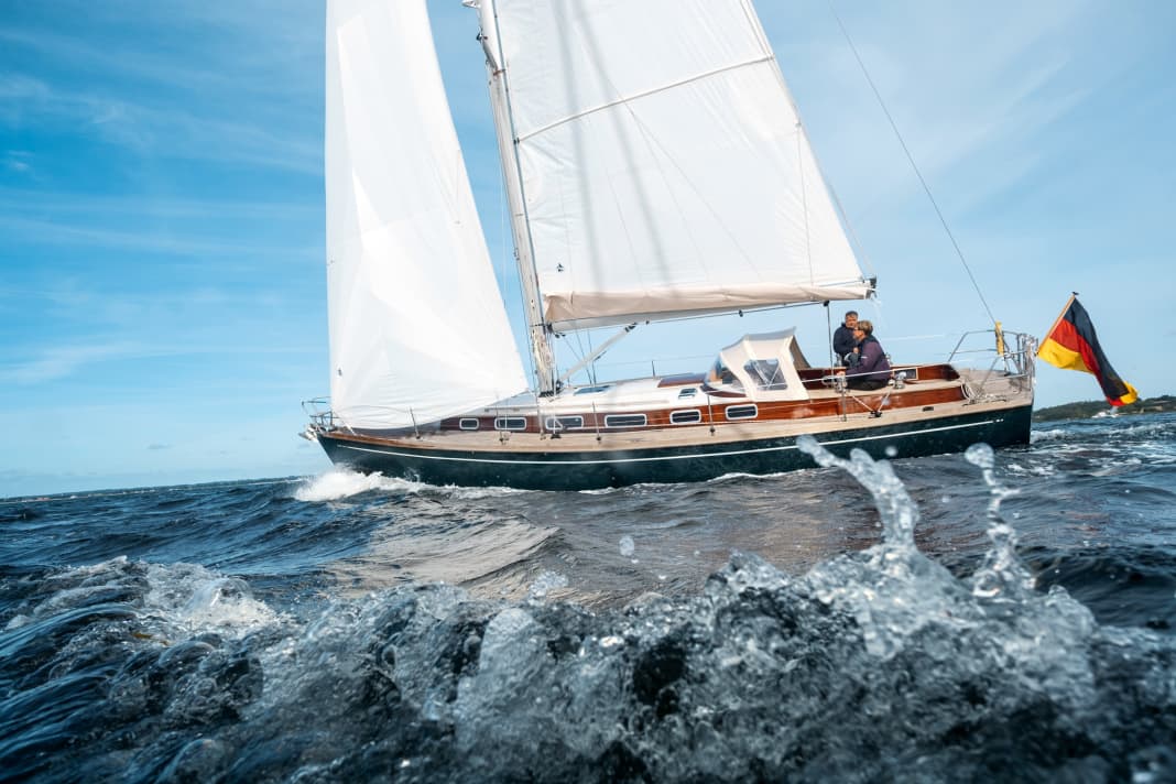 Characteristics: timeless lines, a clear lacquered superstructure, the moderate deck step and a sloping stem