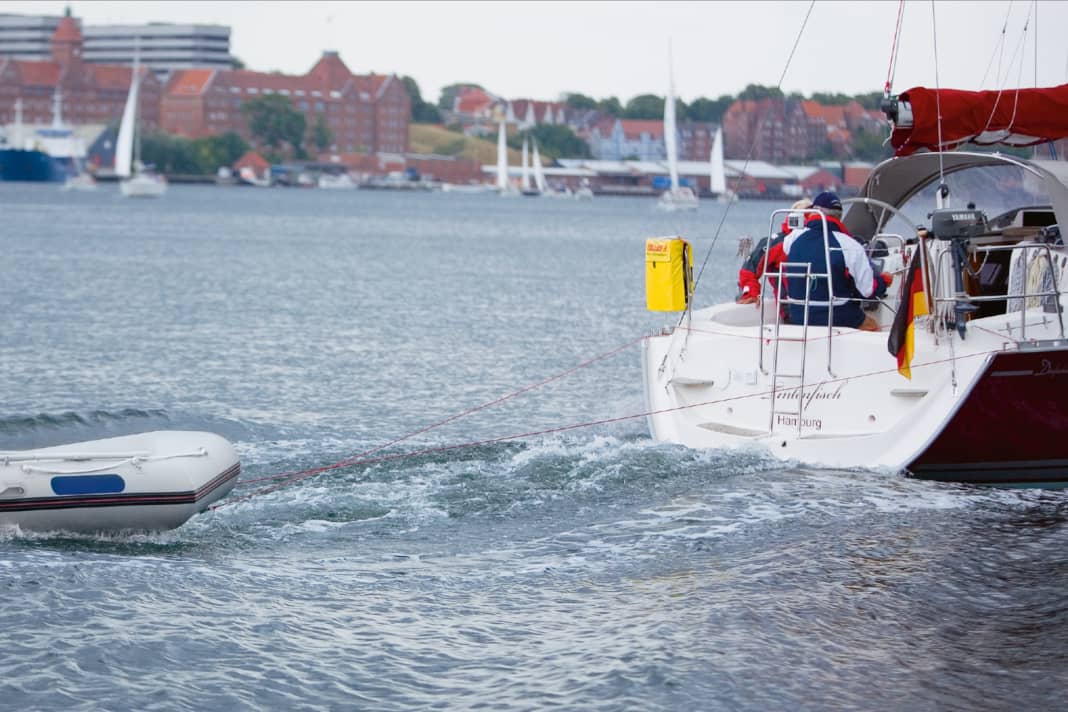 C'est vrai : l'idéal est que l'annexe surfe vers l'avant de sa propre mer de poupe. Il génère ainsi peu de traction
