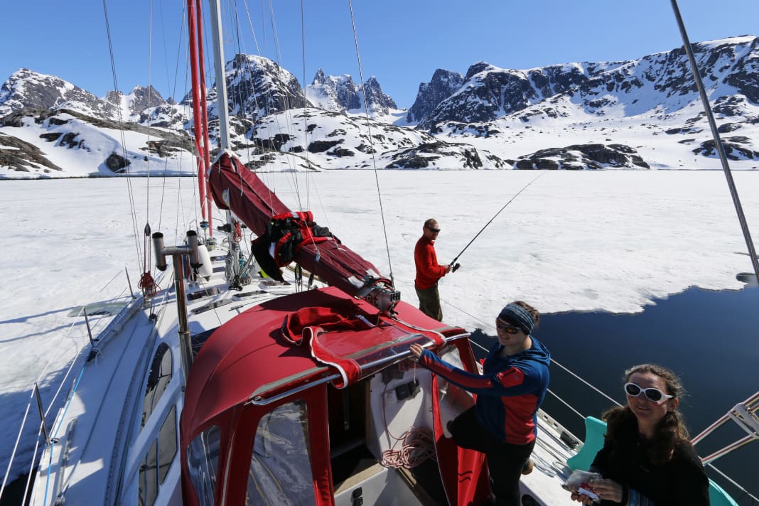 Mooring at the edge of the ice. In Greenland, the crew develops a special manoeuvre: bow into the ice, anchor out