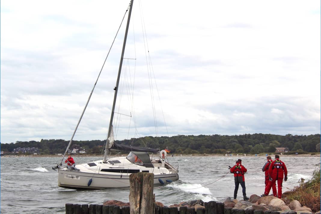 Yacht échoué devant le port de Lippe
