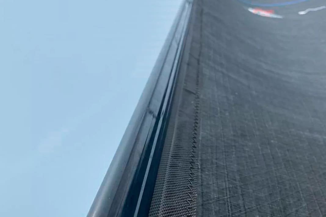 Dal basso: Il modo migliore per registrare l'abbassamento dello strallo di prua è quello di scattare foto lungo l'inferitura. Qui si può vedere chiaramente quanto diventa profondo il profilo della vela