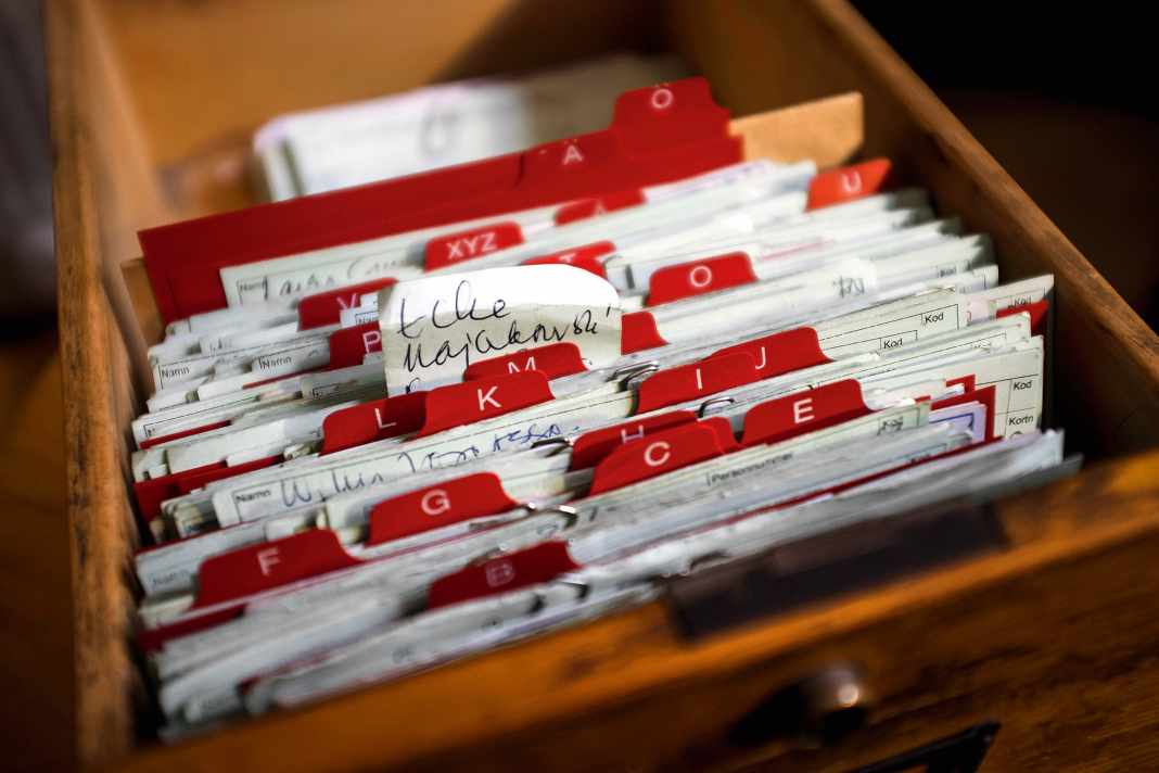 We explain the origin of numerous terms from the seafaring language