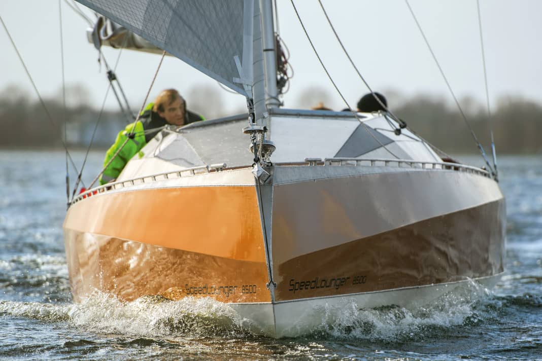 Modern lines: Deck jump, chines, negative stem and wide stern. The effect is martial and exciting