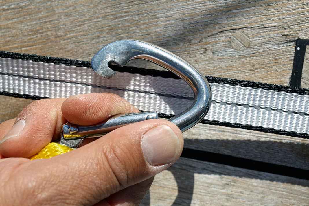 Stretch ropes: Wichard recommends checking the safety lines every six months. If a crew member has fallen into the line suddenly or if it is visibly worn: replace it