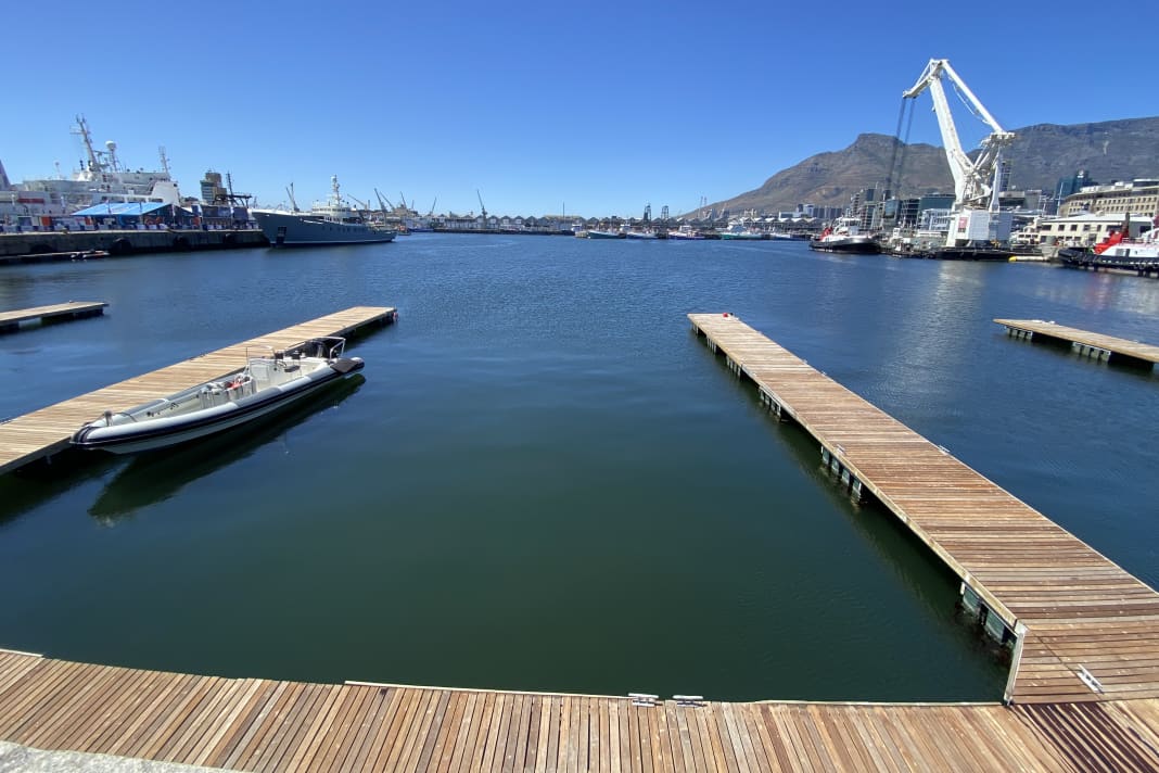 Moli vuoti nel porto turistico Victoria Waterfront di Città del Capo. Domani gli Imoca ormeggeranno qui