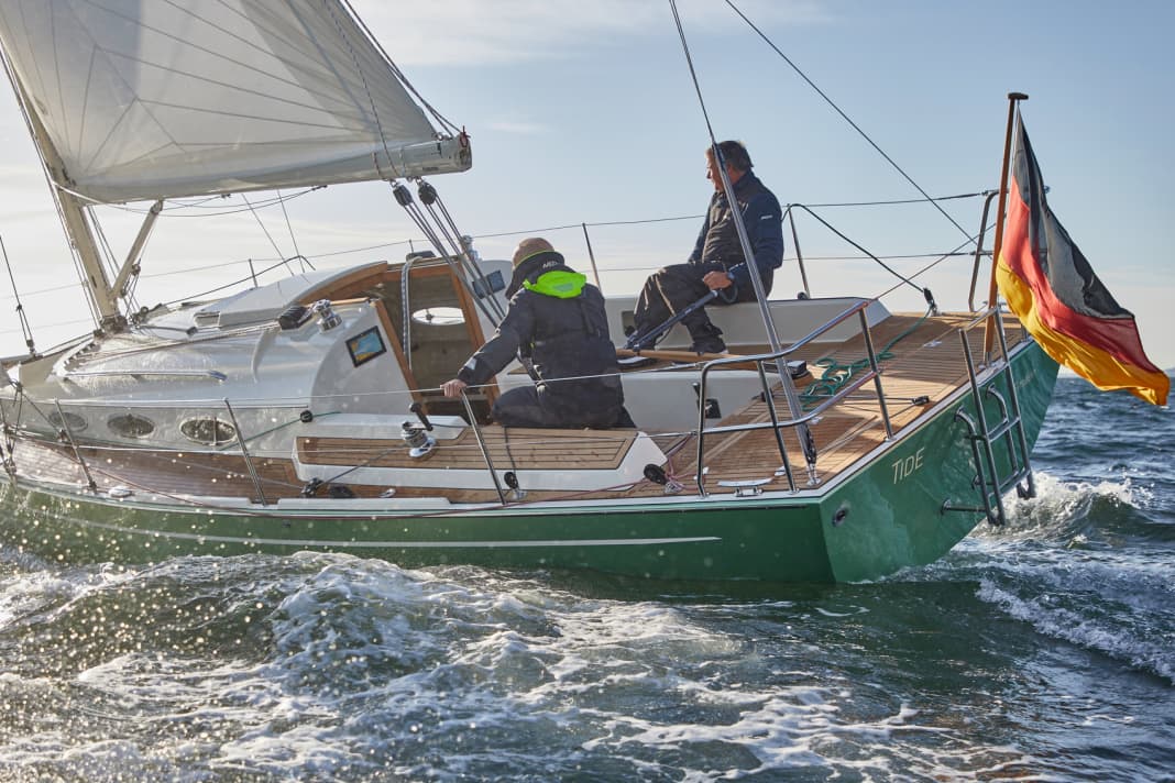 La performance avec du style : le Tide 36 se laisse très facilement guider au potentiel et au bord du vent. Le safran est grand et bien adapté à la quille.