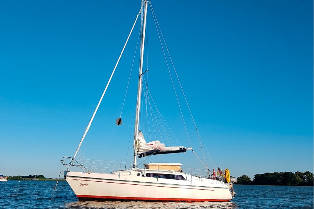 Le bateau : le skipper a acheté son Sunbeam 25 "Suria" de 1987 avec quille fixe et tirant d'eau de 1,25 mètre en 2013. Grâce au toit relevable, le bateau de 7,70 mètres de long a même une hauteur debout dans le salon.