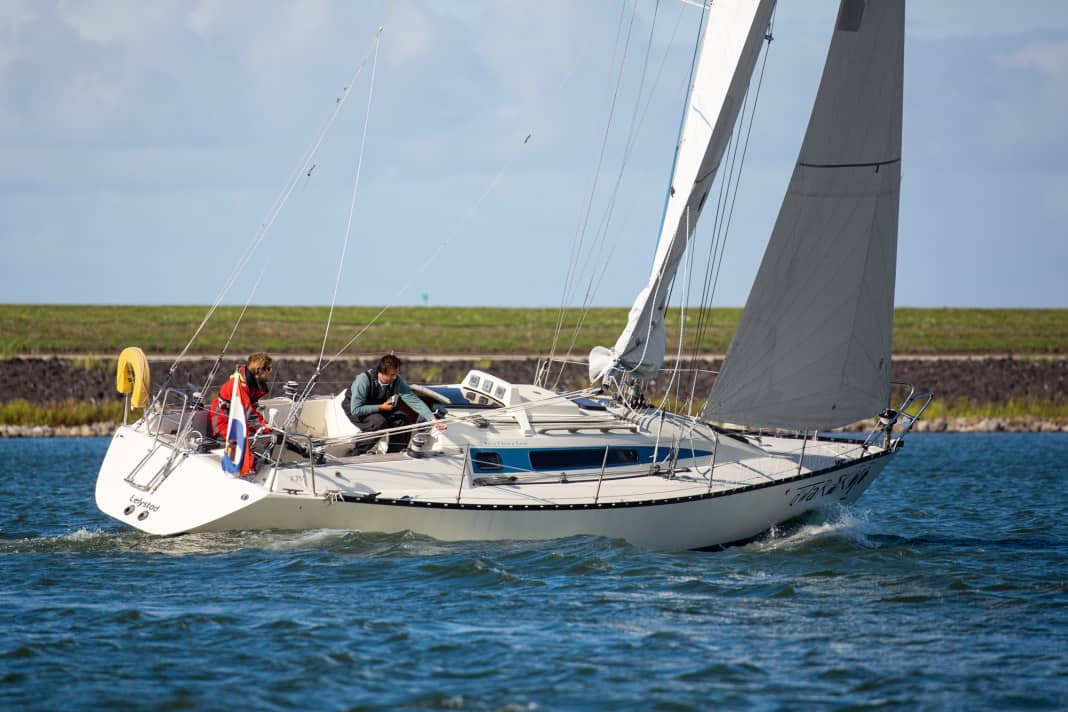 Sporty. 7/8 rig with backstays that also have to be driven, lots of trim and still room below deck suitable for families. The alternative. Used from around 40,000 euros