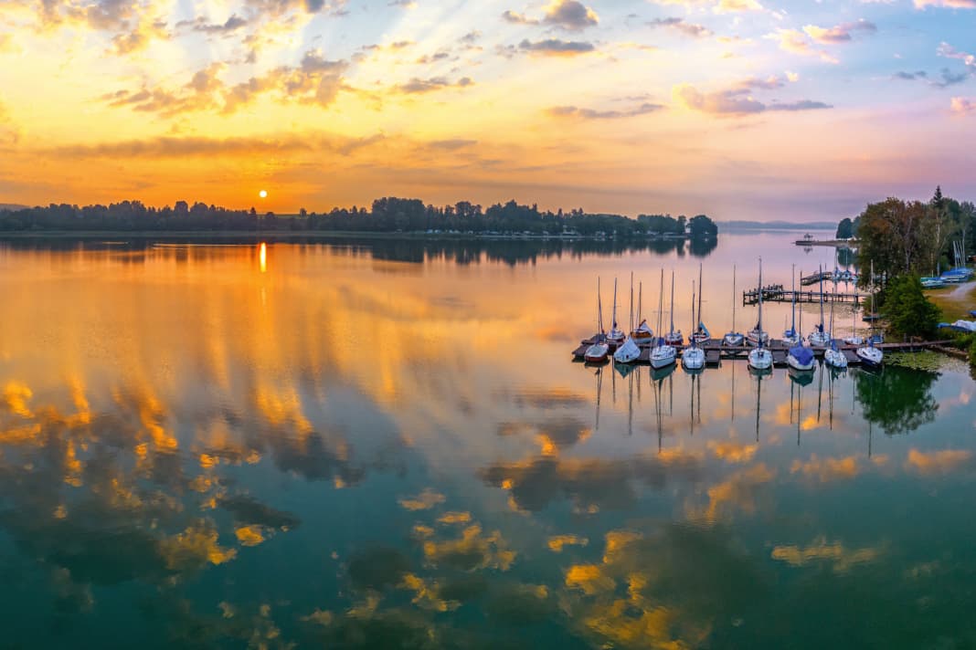 Not far from the narrows that separate Lake Taching from Lake Waginger are the harbour and club grounds of the Waginger sailing club