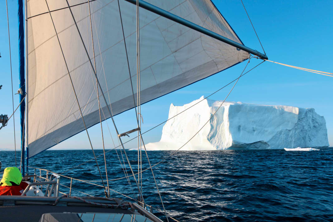 Un géant endormi. Silencieux et majestueux, un colosse blanc dérive le long de la "Freydis".