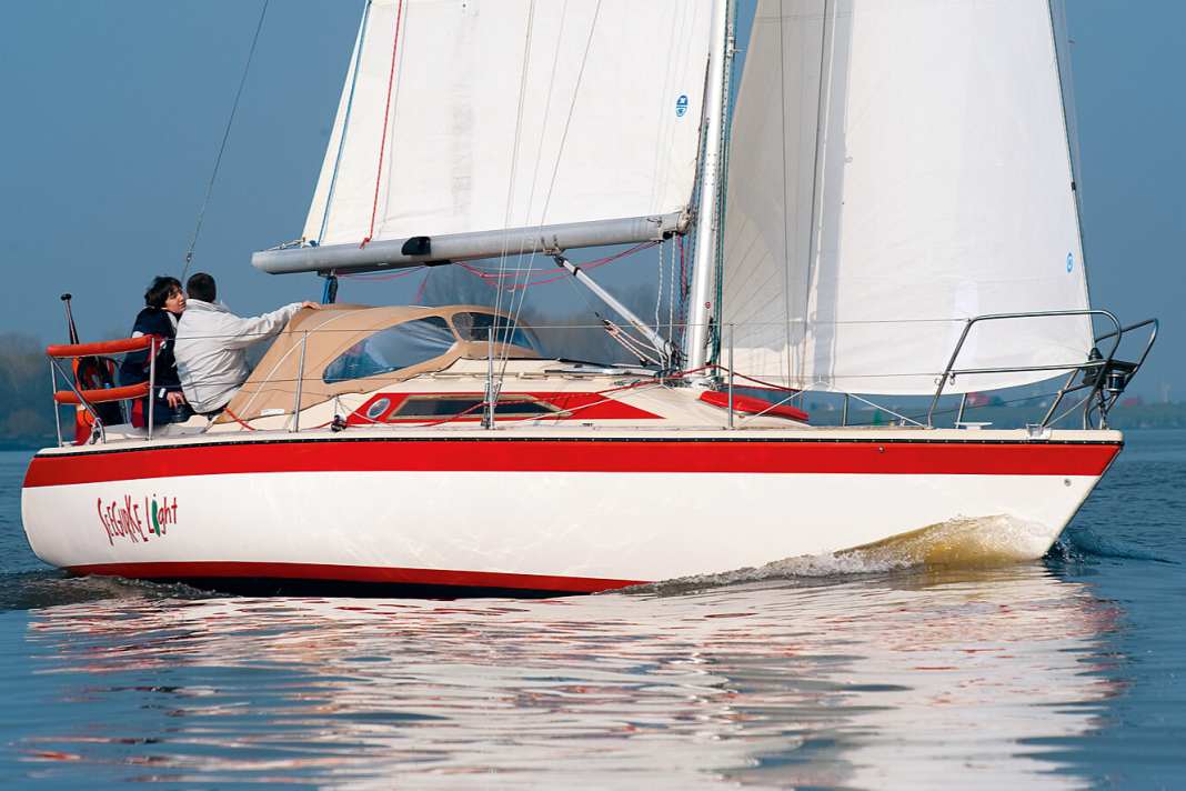 Comfortable seating on the flattened coaming. Wide gangways and a narrow superstructure take up a lot of space inside. The sloping cabin in front of the mast takes away headroom from the toilet room